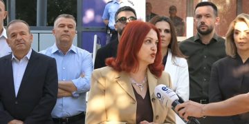 PDK ia ‘zë’ derën Qeverisë, Hoxha: Nuk do ta lejojmë Kurtin të hyjë në zyrat e Kryeministrisë