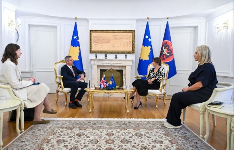 Haxhiu pret ambasadorin britanik, diskutojnë për ngërçin institucional