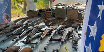 Policia ekspozon armatimin e konfiskuar në veri të Mitrovicës