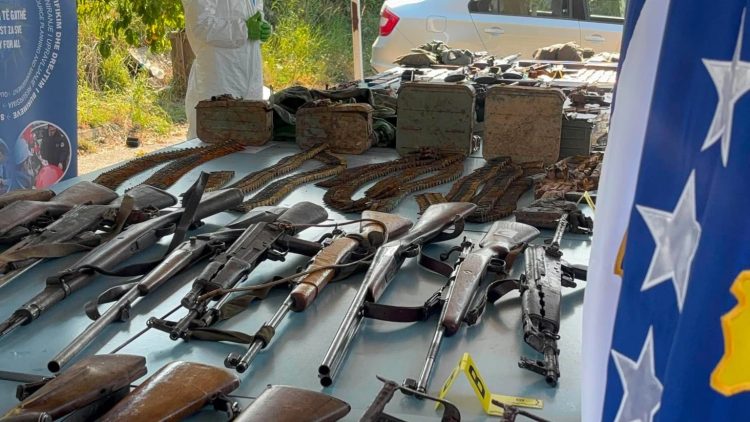 Policia ekspozon armatimin e konfiskuar në veri të Mitrovicës