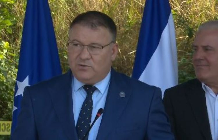 Hoxha: Armët e sekuestruara mund të lidhen me vrasjen masive të intelektualëve