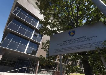 MASH-prindërve: Mos nxitoni me blerjen e teksteve mësimore