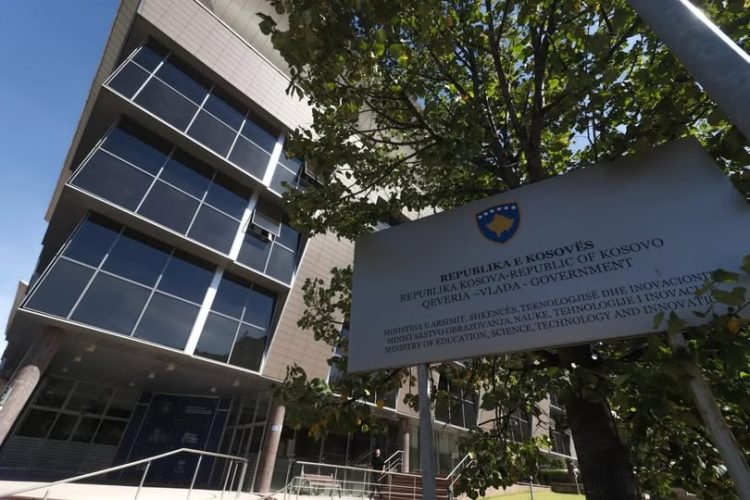 MASH-prindërve: Mos nxitoni me blerjen e teksteve mësimore