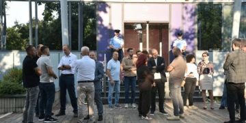 “Hapini dyert e Kuvendit”, PDK dhe Aleanca vazhdojnë protestën para Qeverisë