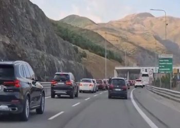 Fluks i madh i pushuesve nga Kosova drejt Shqipërisë në Morinë
