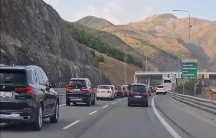 Fluks i madh i pushuesve nga Kosova drejt Shqipërisë në Morinë