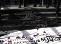 Aleanca zhvillon aksion simbolik, deputetët hedhin qymyr para hyrjes së Qeverisë