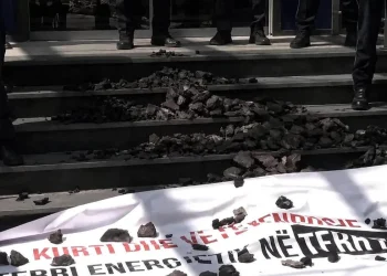 Aleanca zhvillon aksion simbolik, deputetët hedhin qymyr para hyrjes së Qeverisë