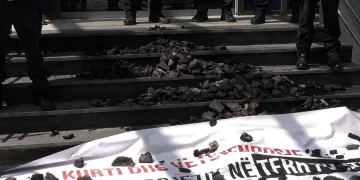 Aleanca zhvillon aksion simbolik, deputetët hedhin qymyr para hyrjes së Qeverisë