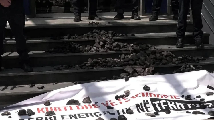 Aleanca zhvillon aksion simbolik, deputetët hedhin qymyr para hyrjes së Qeverisë