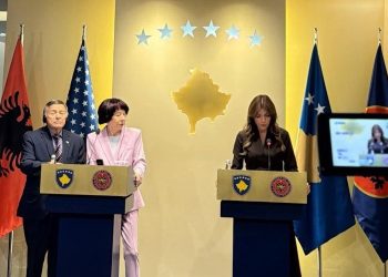 DioGuardi: Duhet të jemi të kujdesshëm për të ardhmen e Kosovës