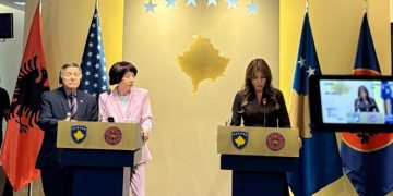 DioGuardi: Duhet të jemi të kujdesshëm për të ardhmen e Kosovës