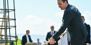 Kurti: Autostrada Shkup-Bllacë, urë e re mes Kosovës dhe Maqedonisë së Veriut