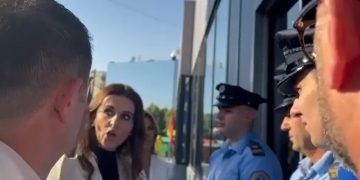 “Kurti e ka vendin në Kuvend, jo në Qeveri”, Çitaku tenton të hyjë në Qeveri por ndalohet nga sigurimi