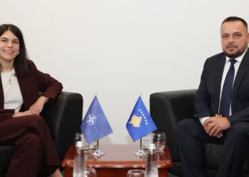 Maqedonci pret në takim zyrtaren e NATO-s, diskutojnë për sigurinë në rajon