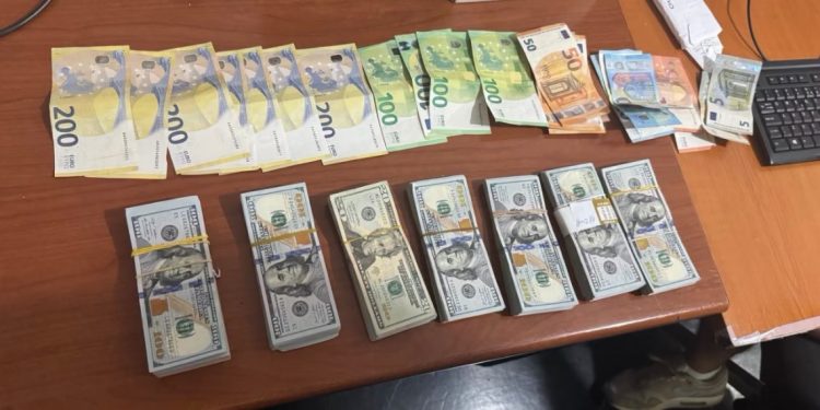 Dogana zbulon mbi 54 mijë euro të padeklaruara në Kullë