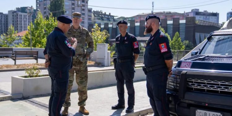 Shefi i Shtabit të KFOR-it viziton Mitrovicën: Prani e dukshme dhe forca të gatshme për reagim në veri