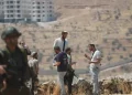 Pushtues izraelitë të maskuar sulmojnë një grua palestineze dhe ekipin e NBC News në Bregun Perëndimor të pushtuar