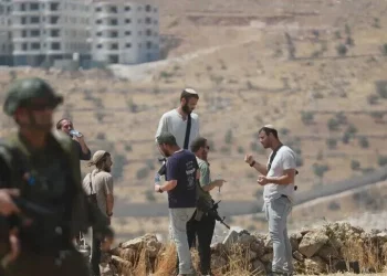Pushtues izraelitë të maskuar sulmojnë një grua palestineze dhe ekipin e NBC News në Bregun Perëndimor të pushtuar