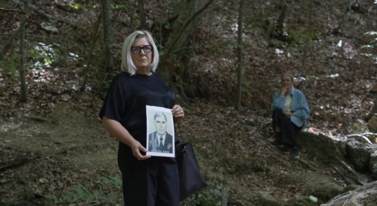 “Shpresë dhe frikë”: Familjarët e të zhdukurve presin me ankth rezultatet e zhvarrimeve