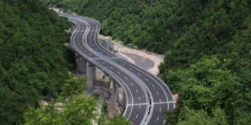 Nesër kufizohet qarkullimi i kamionëve mbi 20 tonë në autostradë
