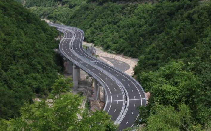 Nesër kufizohet qarkullimi i kamionëve mbi 20 tonë në autostradë
