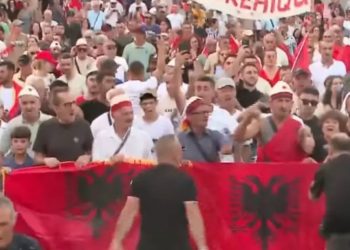 Protesta e 63-të në Tiranë, aktivistët dhe qytetarët marshojnë drejt Kryeministrisë