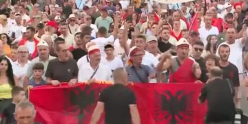 Protesta e 63-të në Tiranë, aktivistët dhe qytetarët marshojnë drejt Kryeministrisë
