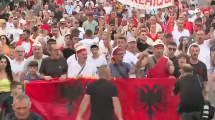 Protesta e 63-të në Tiranë, aktivistët dhe qytetarët marshojnë drejt Kryeministrisë