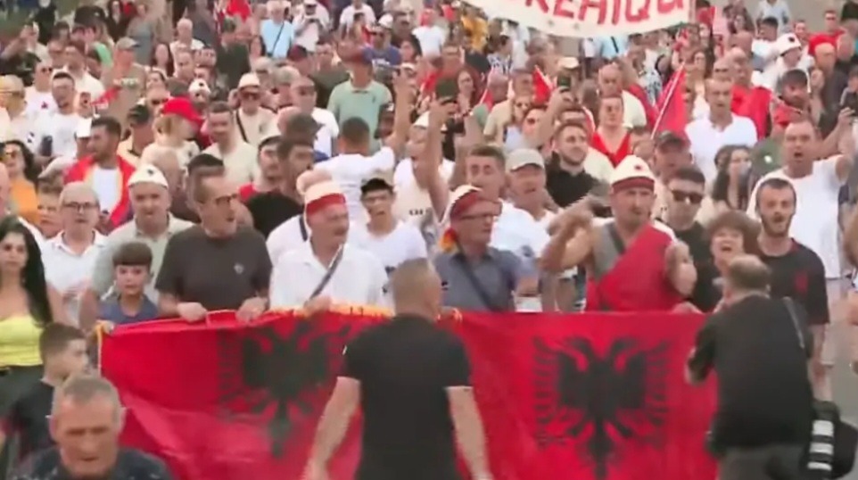 Protesta e 63-të në Tiranë, aktivistët dhe qytetarët marshojnë drejt Kryeministrisë