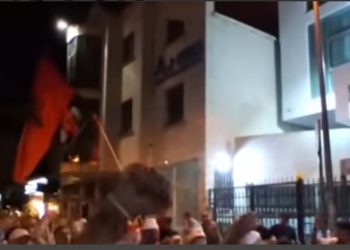 Prótestuesit në Tiranë zhvendosen para ambasadës së Serbisë dhe Ukrainës, thirrje UÇK, UÇK