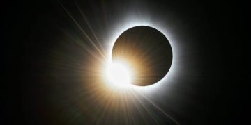 ​Nesër mund të shikojmë eklipsin diellor