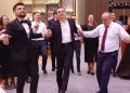 Kurti kapet në valle në dasmë, këngëtari “ia qëndis” disa vargje me emrin e tij: “Ani moj Serbi, kufirin ta këputi, se mu më thonë Albin Kurti”