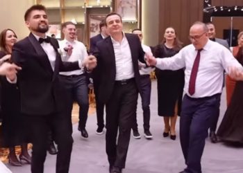 Kurti kapet në valle në dasmë, këngëtari “ia qëndis” disa vargje me emrin e tij: “Ani moj Serbi, kufirin ta këputi, se mu më thonë Albin Kurti”