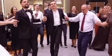Kurti kapet në valle në dasmë, këngëtari “ia qëndis” disa vargje me emrin e tij: “Ani moj Serbi, kufirin ta këputi, se mu më thonë Albin Kurti”