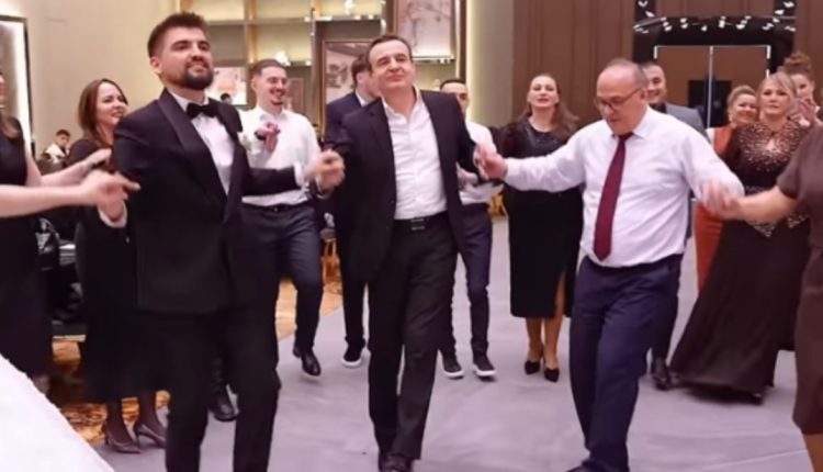 Kurti kapet në valle në dasmë, këngëtari “ia qëndis” disa vargje me emrin e tij: “Ani moj Serbi, kufirin ta këputi, se mu më thonë Albin Kurti”