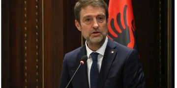 Kryediplomati shqiptar: Vdekja e Mlladiqit nuk e fshin fajin dhe as nuk mund ta rishkruajë historinë