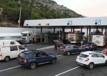 Radhë të gjata drejt Malit të Zi, Ambasada e Kosovës del me njoftim për udhëtarët