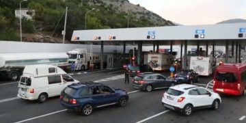 Kolona të gjata në kufirin Kroaci–Mal i Zi, Ambasada e Kosovës apelon për kujdes