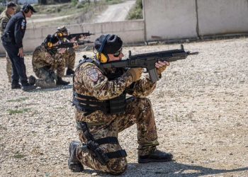 Ushtarët italianë të KFOR-it zhvillojnë trajnim të qitjes me municion të vërtetë