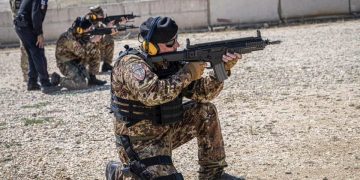 Ushtarët italianë të KFOR-it zhvillojnë trajnim të qitjes me municion të vërtetë
