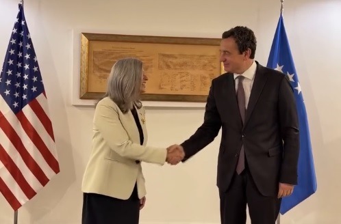Kurti, senatores Ernst: Bondsteeli të shndërrohet në prezencë të përhershme ushtarake në Kosovë