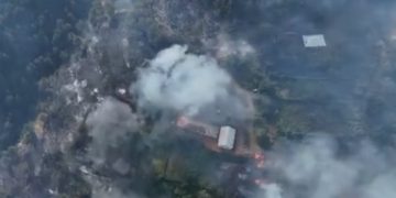 Del jashtë kontrolli zj@rri në një zonë të Pukës, digjen tri banesa në lagjen ‘Pepaj’, nis evakuimi i banorëve