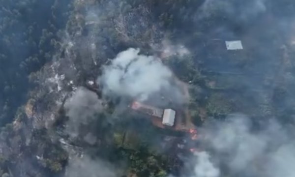 Del jashtë kontrolli zj@rri në një zonë të Pukës, digjen tri banesa në lagjen ‘Pepaj’, nis evakuimi i banorëve