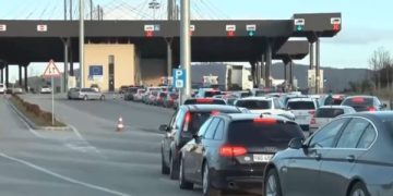 Pritje të gjata në kufi, deri në dy orë e gjysmë në Dheu i Bardhë