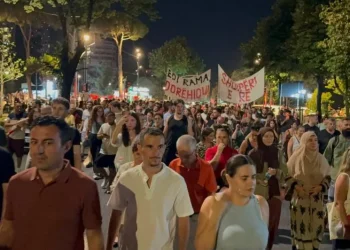 98 ditë proťestë në Shqipëri