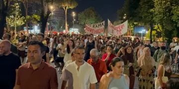 98 ditë proťestë në Shqipëri