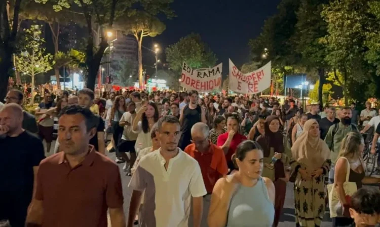 98 ditë proťestë në Shqipëri