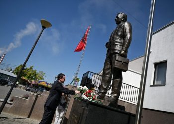Kurti bëri homazhe te shtatorja e Heroit të Kosovës, Xhavit Haziri