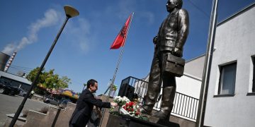 Kurti bëri homazhe te shtatorja e Heroit të Kosovës, Xhavit Haziri